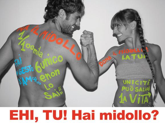 Due giovani e la scritta "Ehi tu, hai midollo?"
